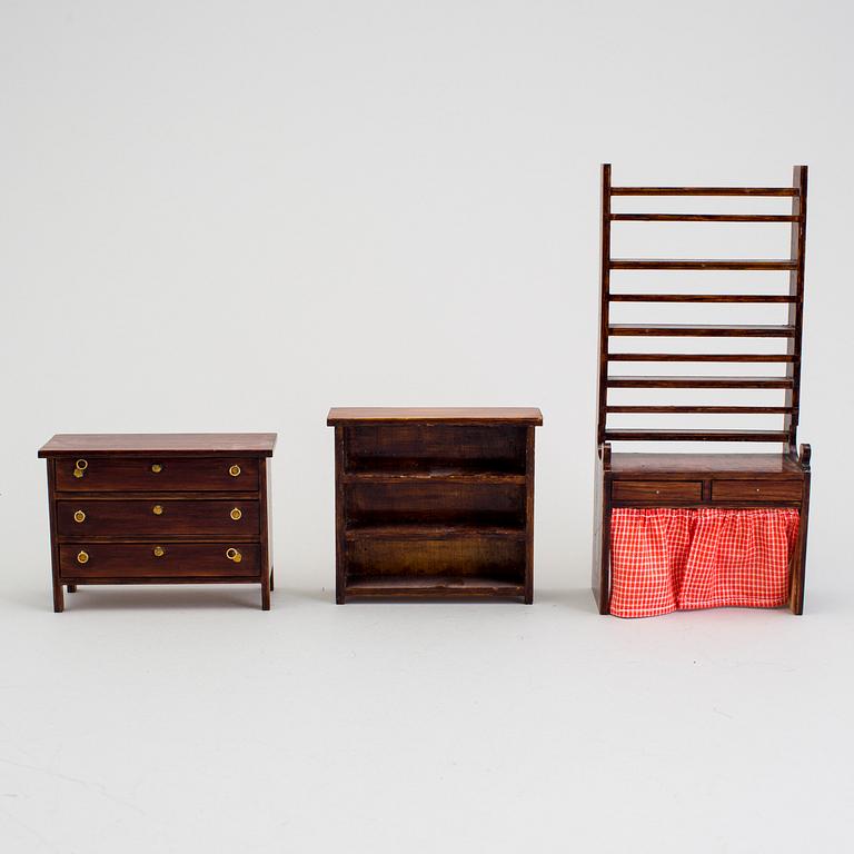 A lot of 18 pieces of doll house furniture by Nolbyn Värmländskt hantverk first half of the 20th century.