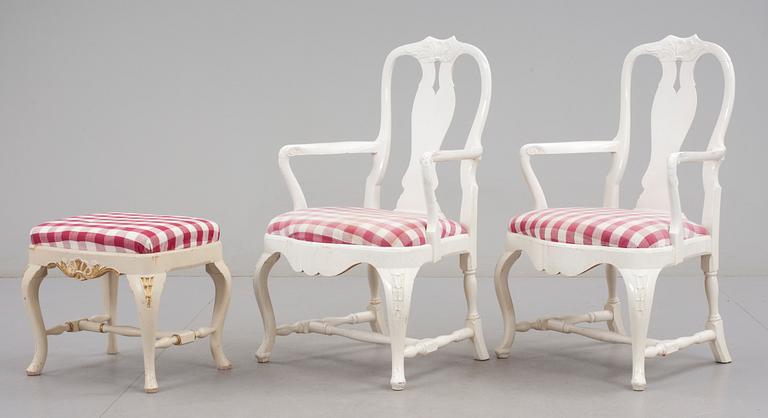 KARMSTOLAR, ett par, samt TABURETT, rokokostil 1900-tal.