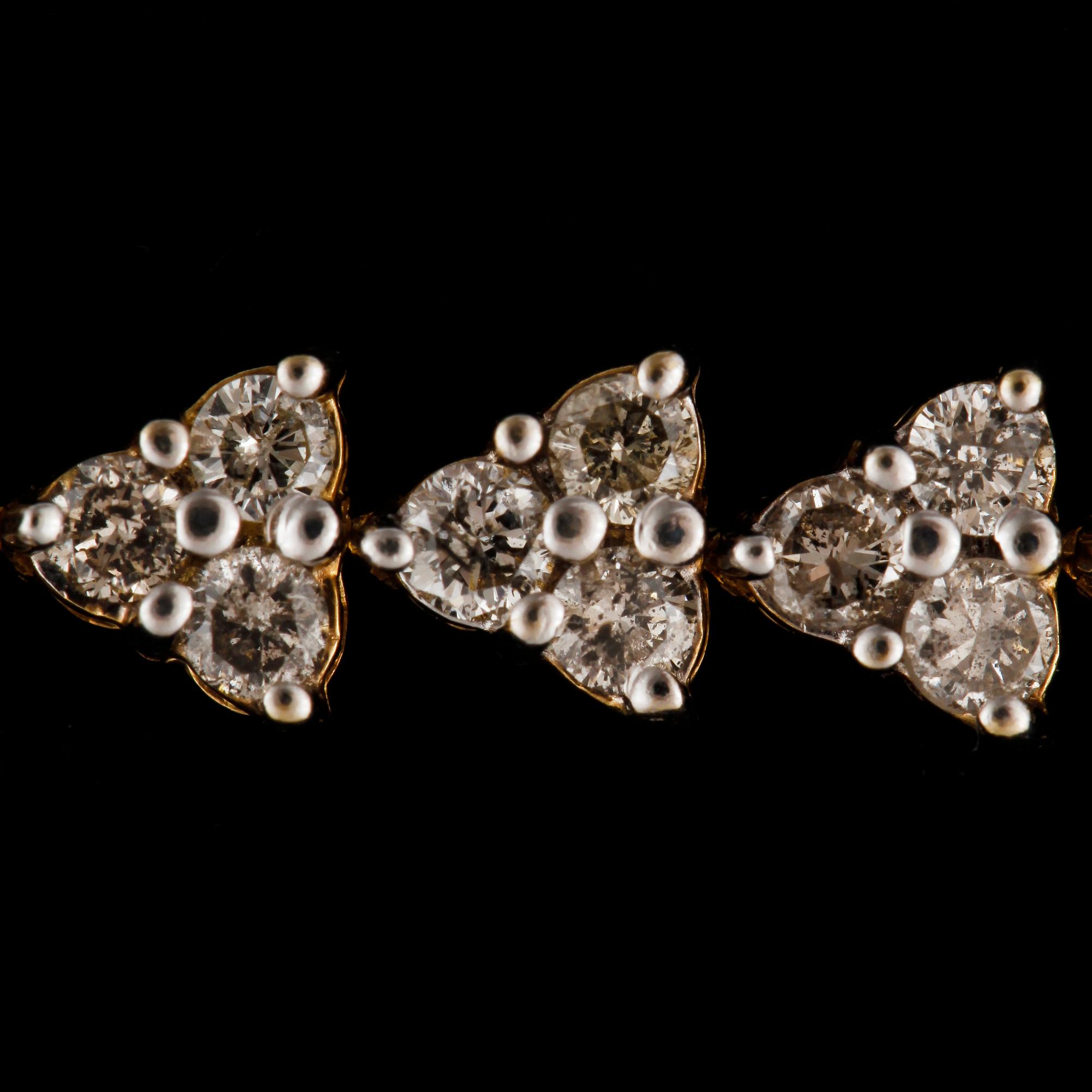 ARMBAND, 14k guld med briljantslipade diamanter tot ca 5 ct. Total vikt ca 13,2 gram.