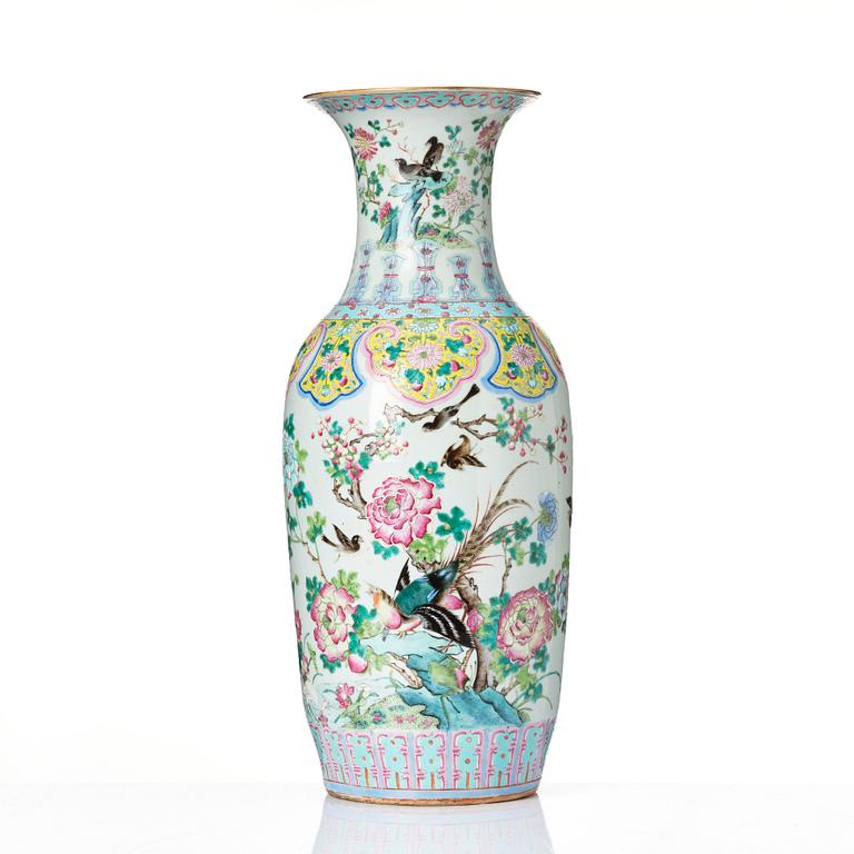 A large famille rose vase, Qing dynasty, 19th century.