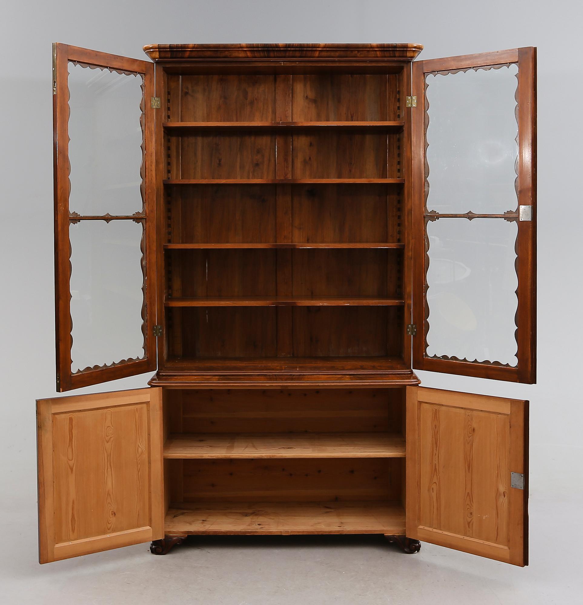 BOKSKÅP, senempire, 1800-talets första hälft.