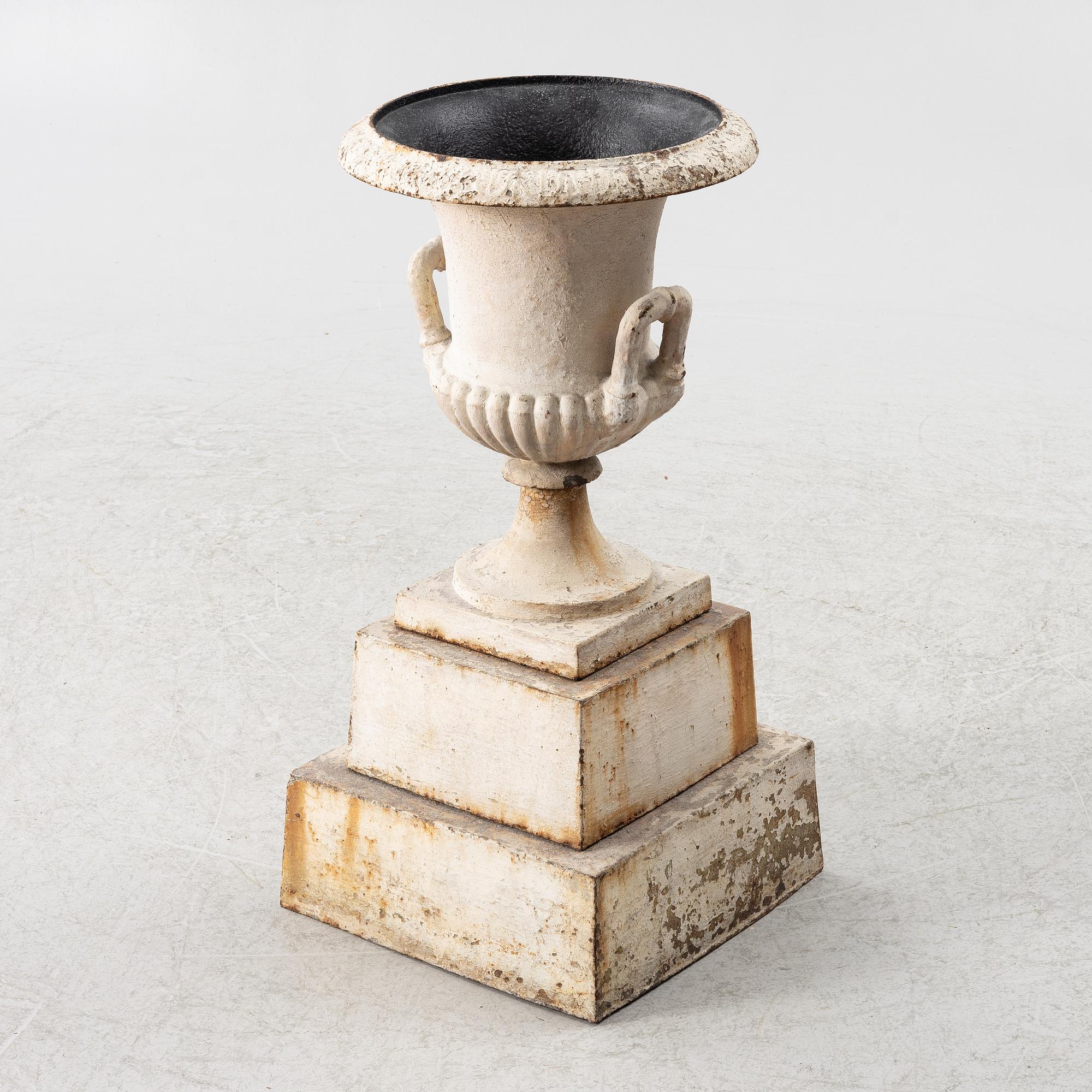 Trädgårdsurna på sockel, 1900-tal.