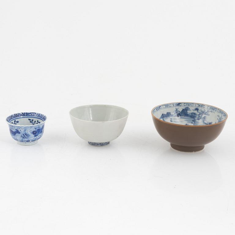 A group of two Chinese blue and white bowls and a cup, part 17th and 18th century.