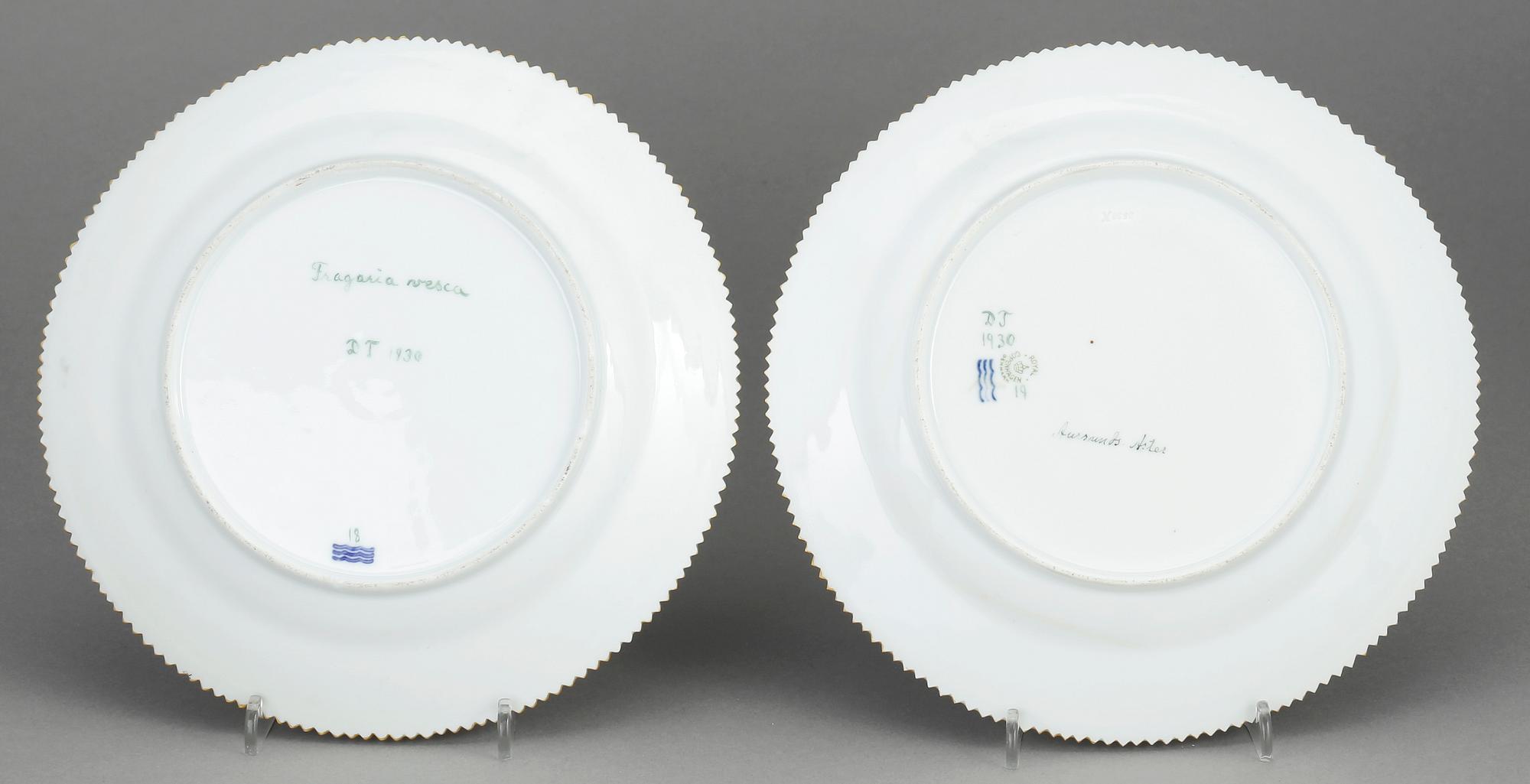 TALLRIKAR, 2 st, porslin, "Flora Danica", Royal Copenhagen.