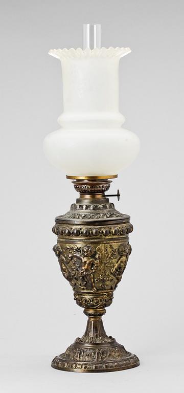 FOTOGENLAMPA, nyrenässans, sent 1800-tal.