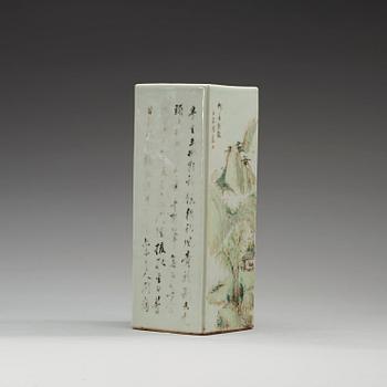 A square enameled vase, Republic, 20th Century.