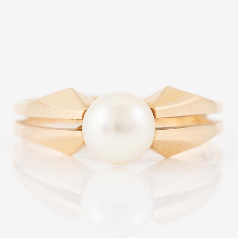 Ring, 18K gold with cultured pearl.