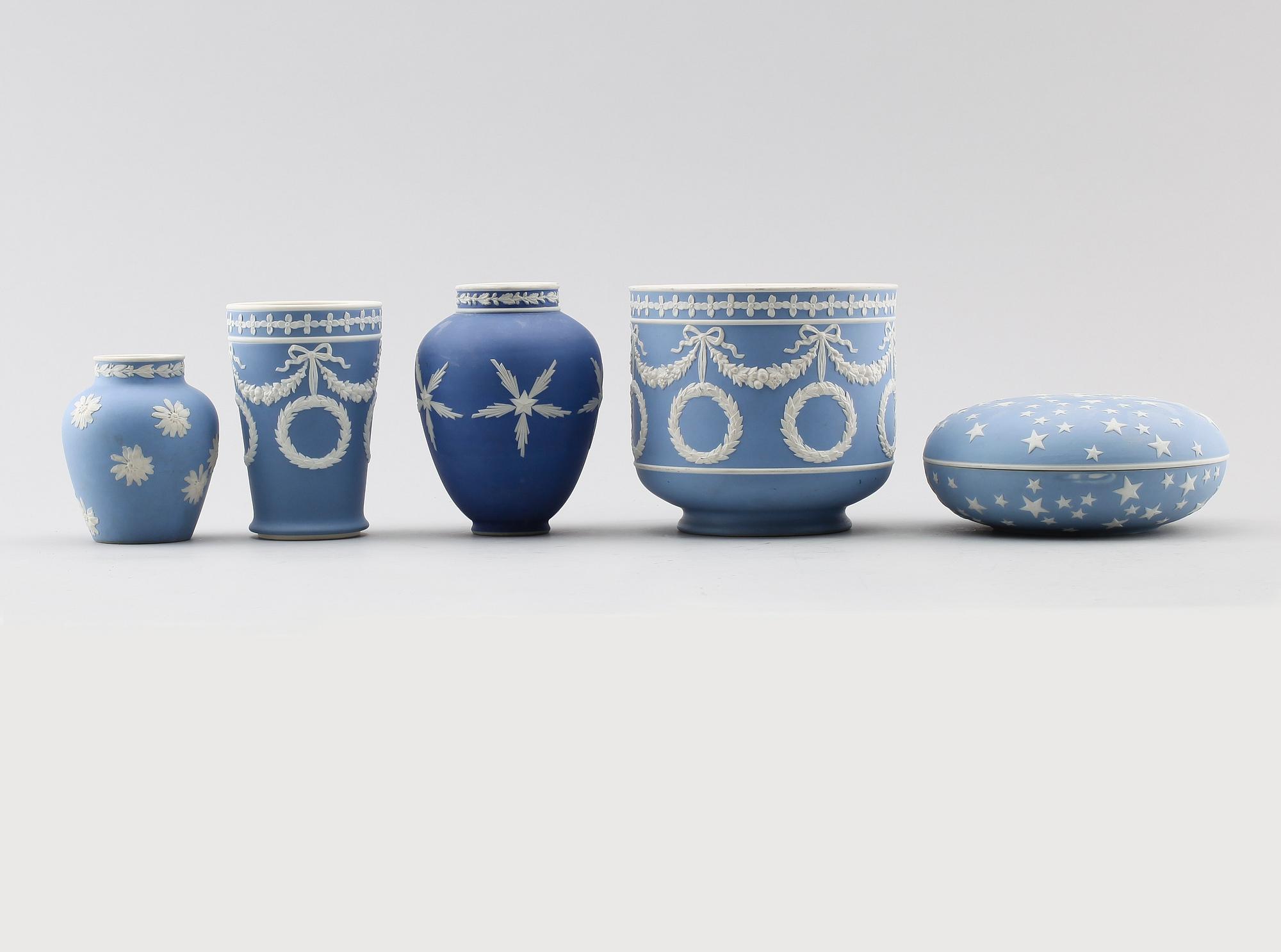 SAMLING JASPERWARE, 5 delar, Gustafsberg, omkring år 1900.