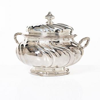 C.G. Hallberg, Terrin med lock, silver, rokokostil, Stockholm 1910.