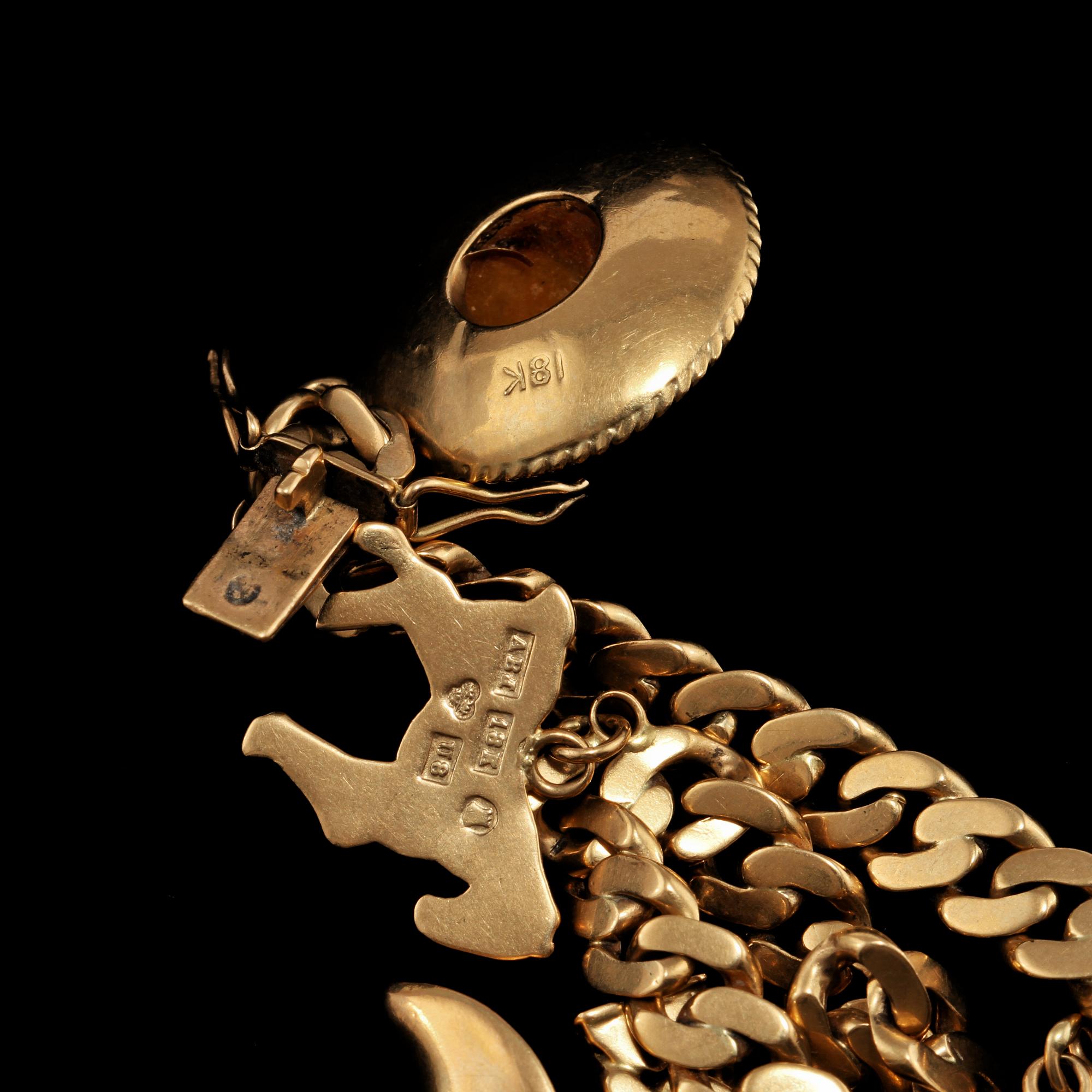 ARMBAND, 18k guld med 6 berlocker, Hugo Grun & Co, Stockholm. Vikt 23 g.