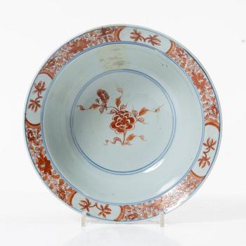 Skål, porslin. Qingdynastin, Kangxi (1662-1722). Med Johanneum märkning N=109.