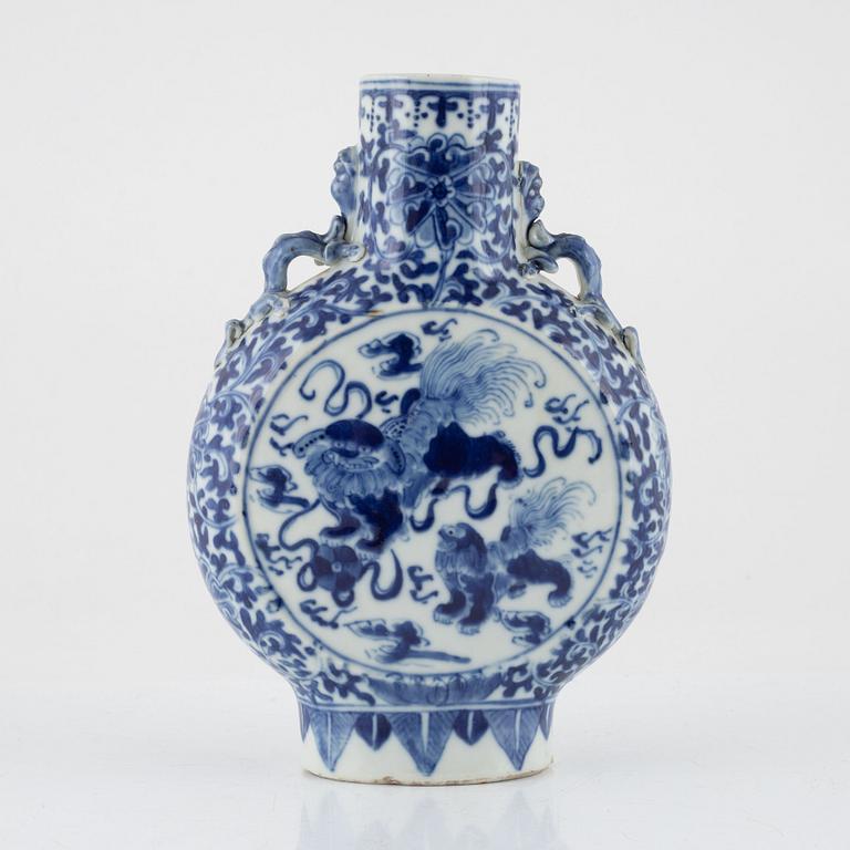 A blue and white porcelain moon flask, China, Qing Dynasty, 19th century.