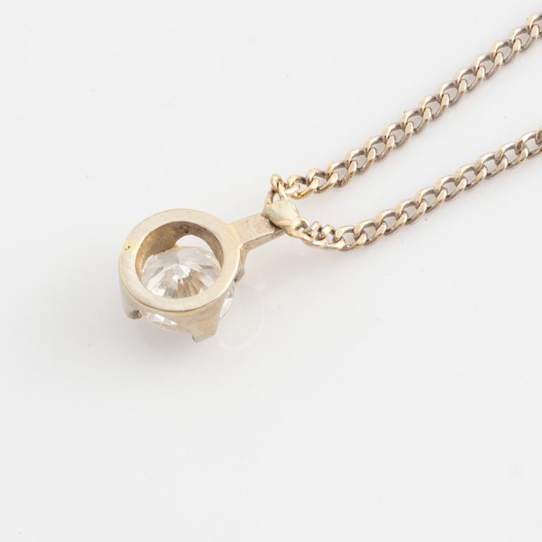 Örhängen samt hängsmycke med briljantslipade diamanter.