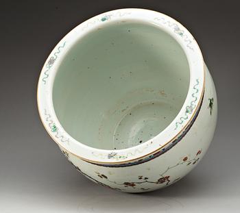 A large famille rose fish basin, late Qing dynasty.