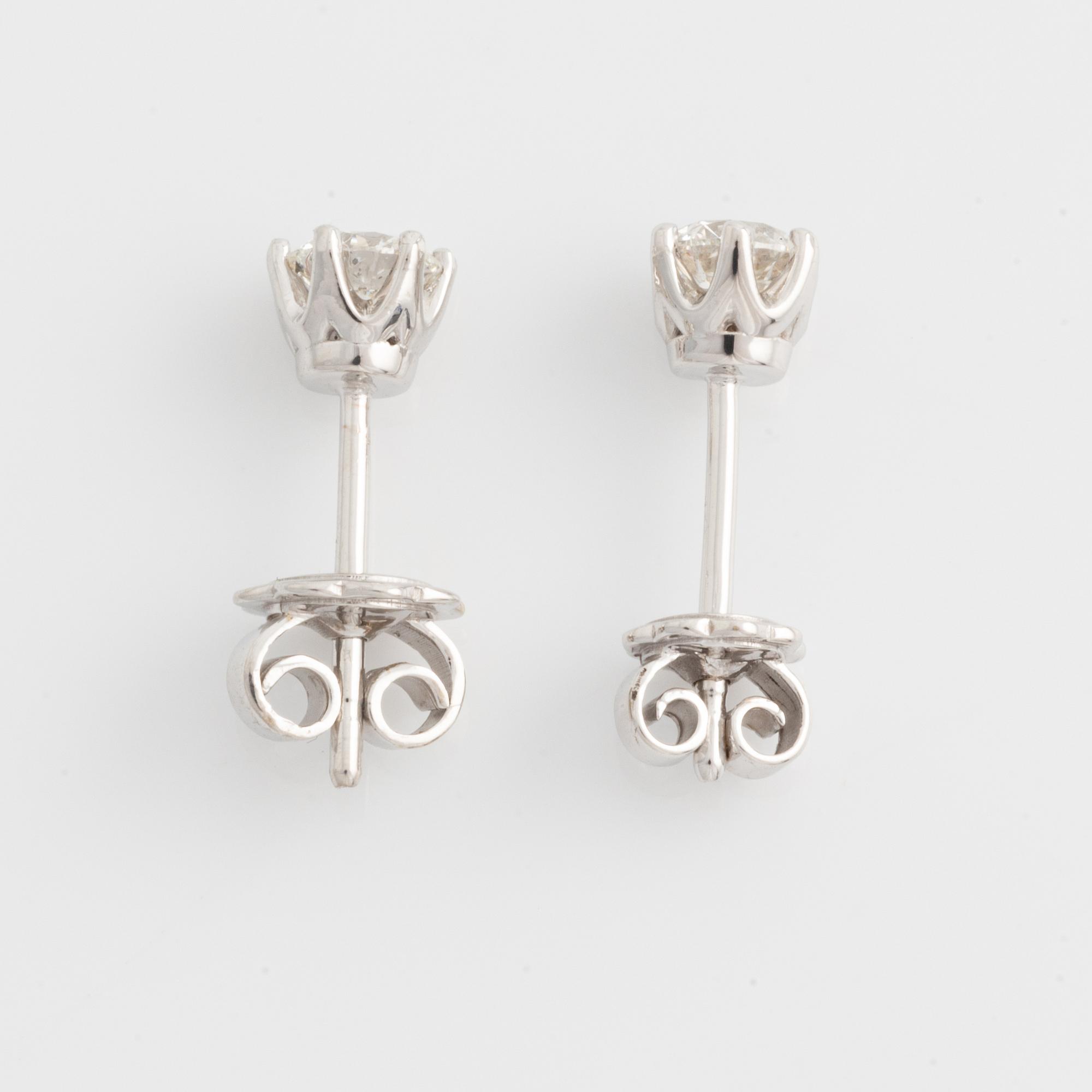 Earrings with brilliant-cut diamonds, accompanied by two GIA dossiers.
