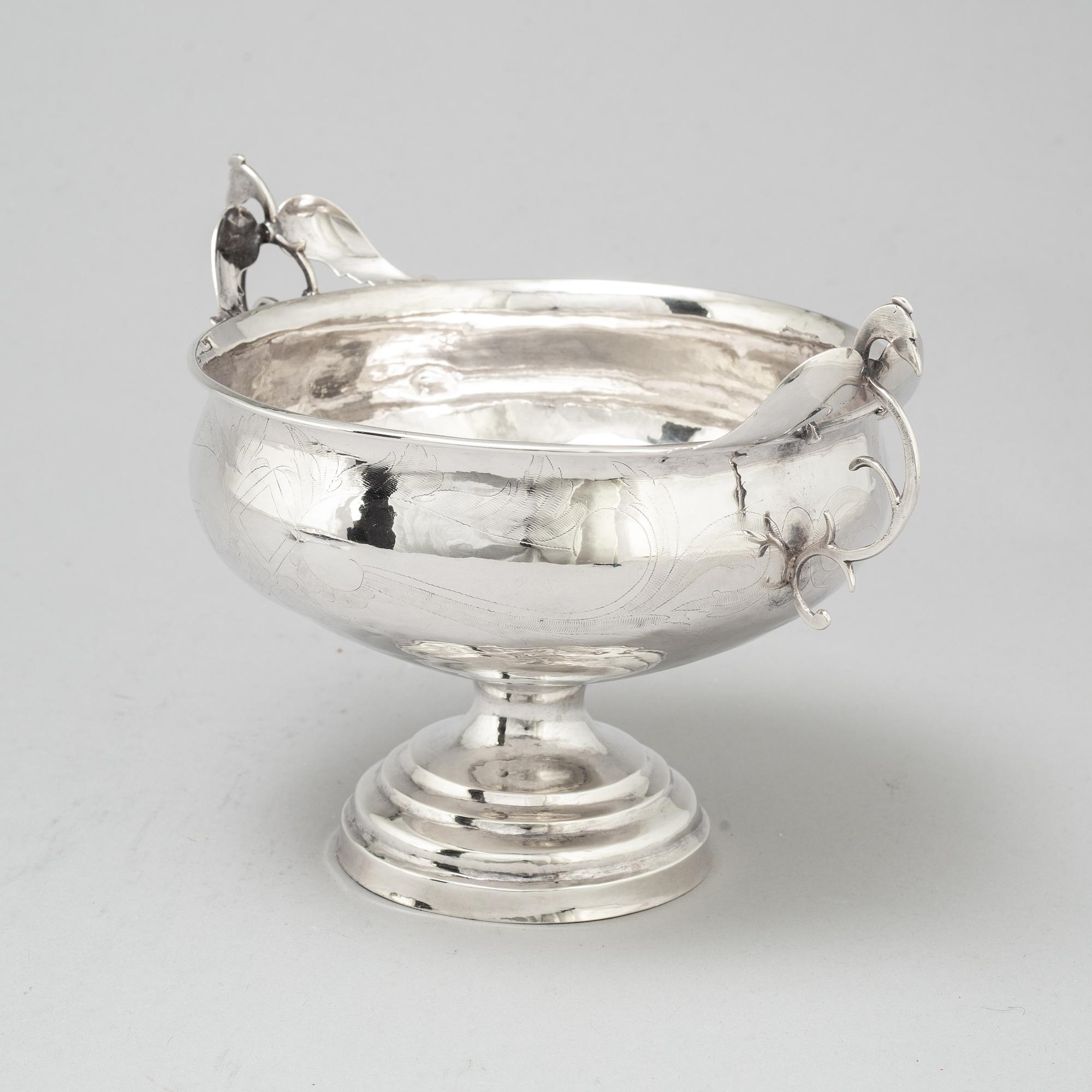 Lars Löfgren, BRÄNNVINSSKÅL, silver,  Hudiksvall (1797-1853) samt Johan Wickman, SKED, silver, Hudiksvall (1750-55).
