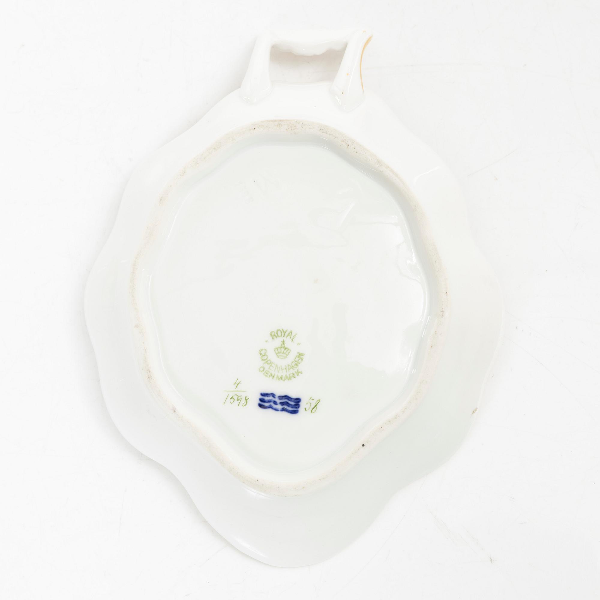 Royal Copenhagen, A pair of lattice bowls with stands and a pair of leaf-shaped dishes, 'Saxon Flower', Denmark, 1923-34.