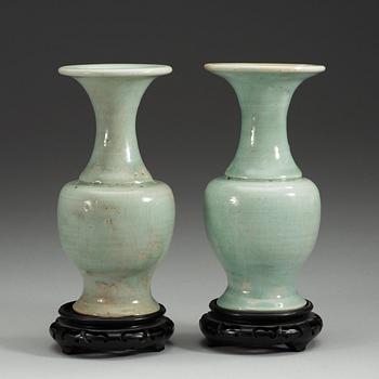 VASER, ett par, kramik. Troligen Yuan/Ming dynastin.