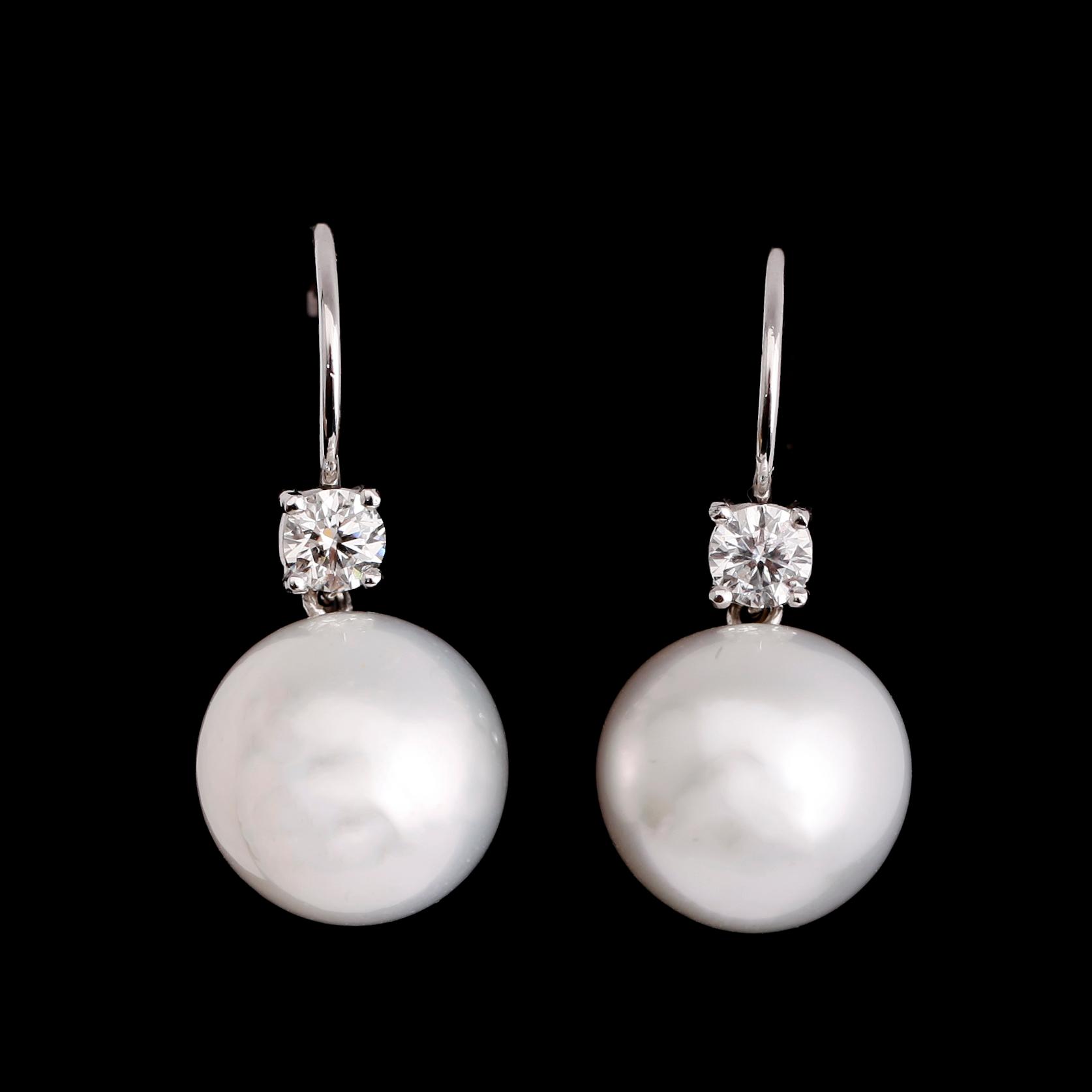 ÖRHÄNGEN, 1 par, 18 k vitguld, vita southsea-pärlor och briljantslipade diamanter totalt 0.63 ct.