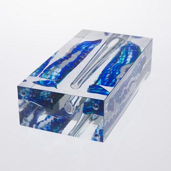 TAIDELASIESINE. Otydlig signatur. 1900-talets andra hälft.