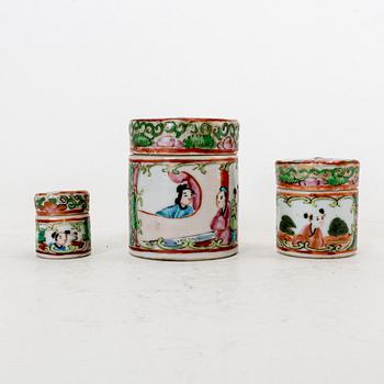 A set of three Chinese porcelain jars with lid later part of the 19th century.