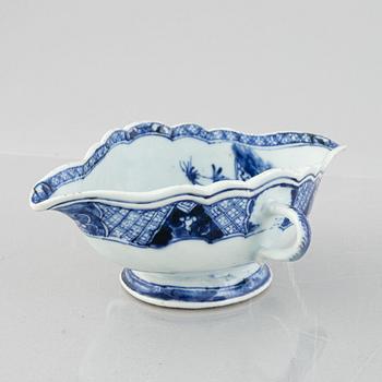 A blue and white export porcelain serving dish and sauce bowl, China, Qianlong, (1736-95).