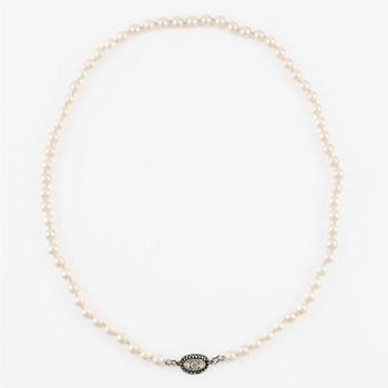Necklace of cultured pearls, clasp in silver and 14K gold with rose-cut diamonds.