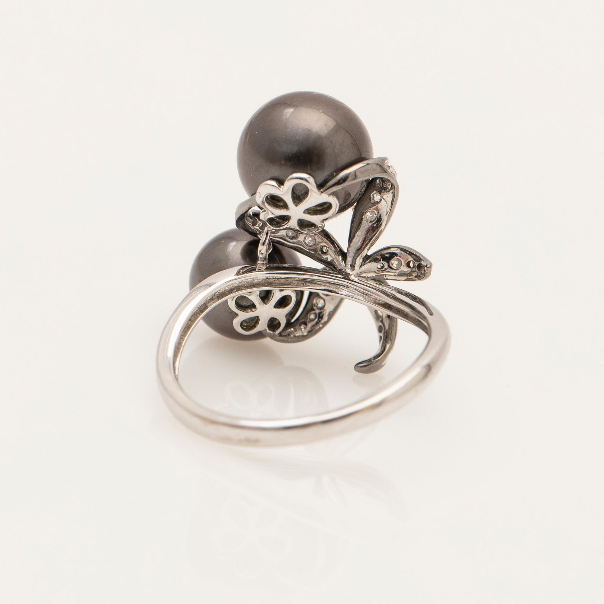 Ring, 18k vitguld med Tahitipärlor och diamanter.