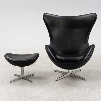 Arne Jacobsen, fåtölj med fotpall, "Ägget", Fritz Hansen, Danmark, daterade 2007.