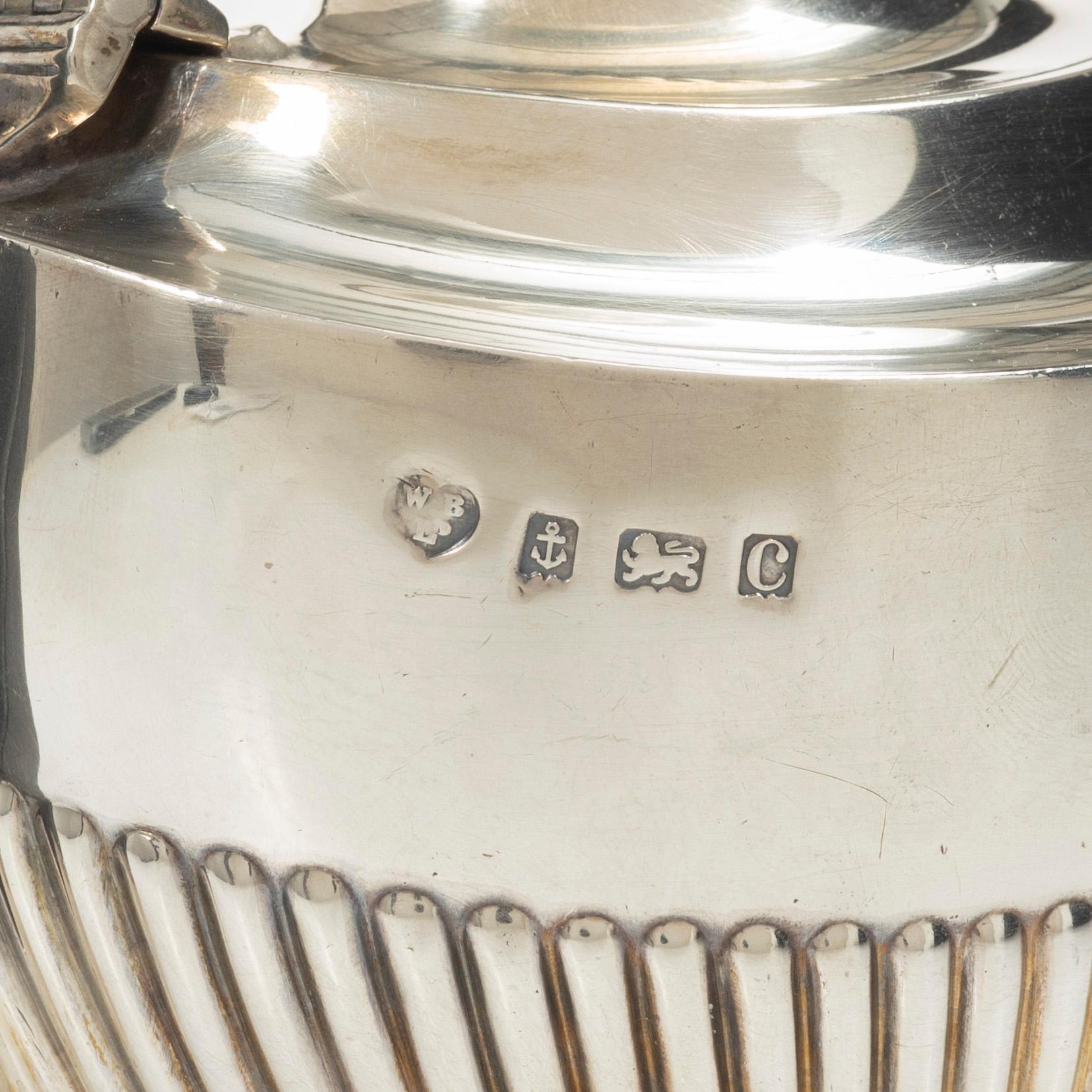 A British three piece silver tea set, mark of Williams (Birmingham) Ltd, Birmingham 1902.
