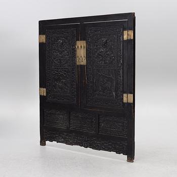 Väggpanel / dörrframstycke, skuret trä och mässing, Kina, Qingdynastin.