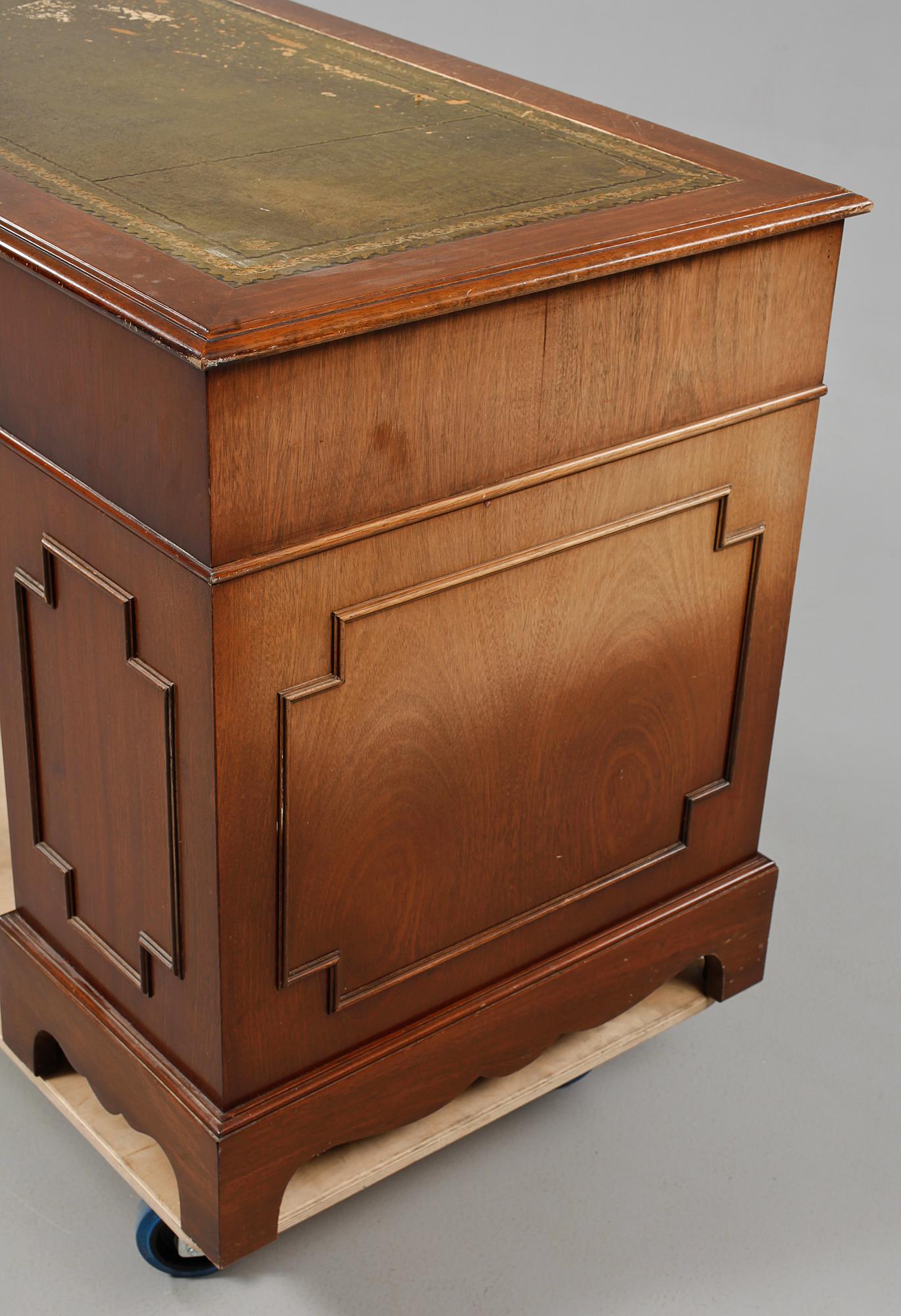 SKRIVBORD, Engelsk stil, 1900-talets andra hälft.