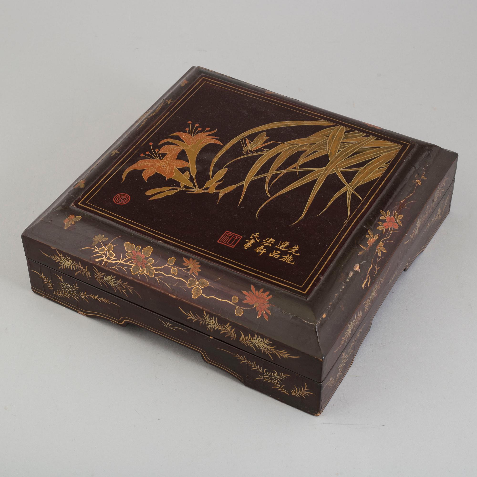 A blue and white cabaret in a lacquer box, Qing dynasty, 19th Century.