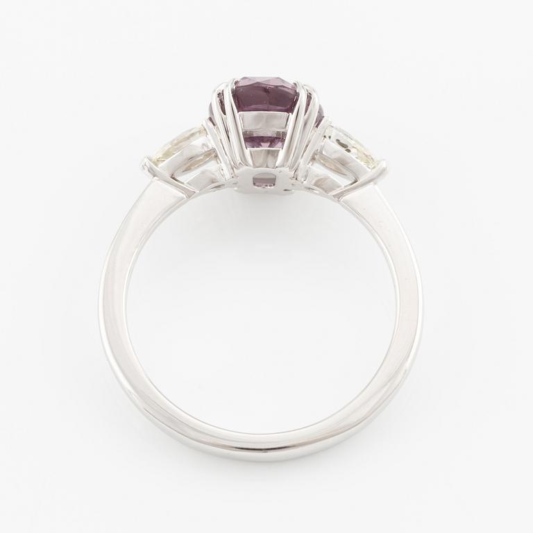 Ring in 18K gold with a pink faceted sapphire and round brilliant-cut diamonds.