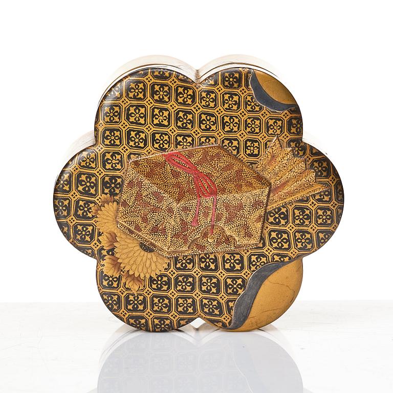 Askar, två stycken, lack. Japan, Meiji (1868-1912).