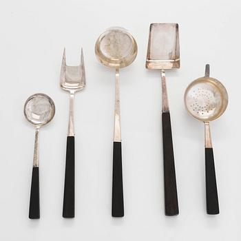 Tillander, Tarjoiluvälineitä, 9 kpl, hopeaa, joista viisi leimattu Matti Honkanen, Helsinki 1955-1962.