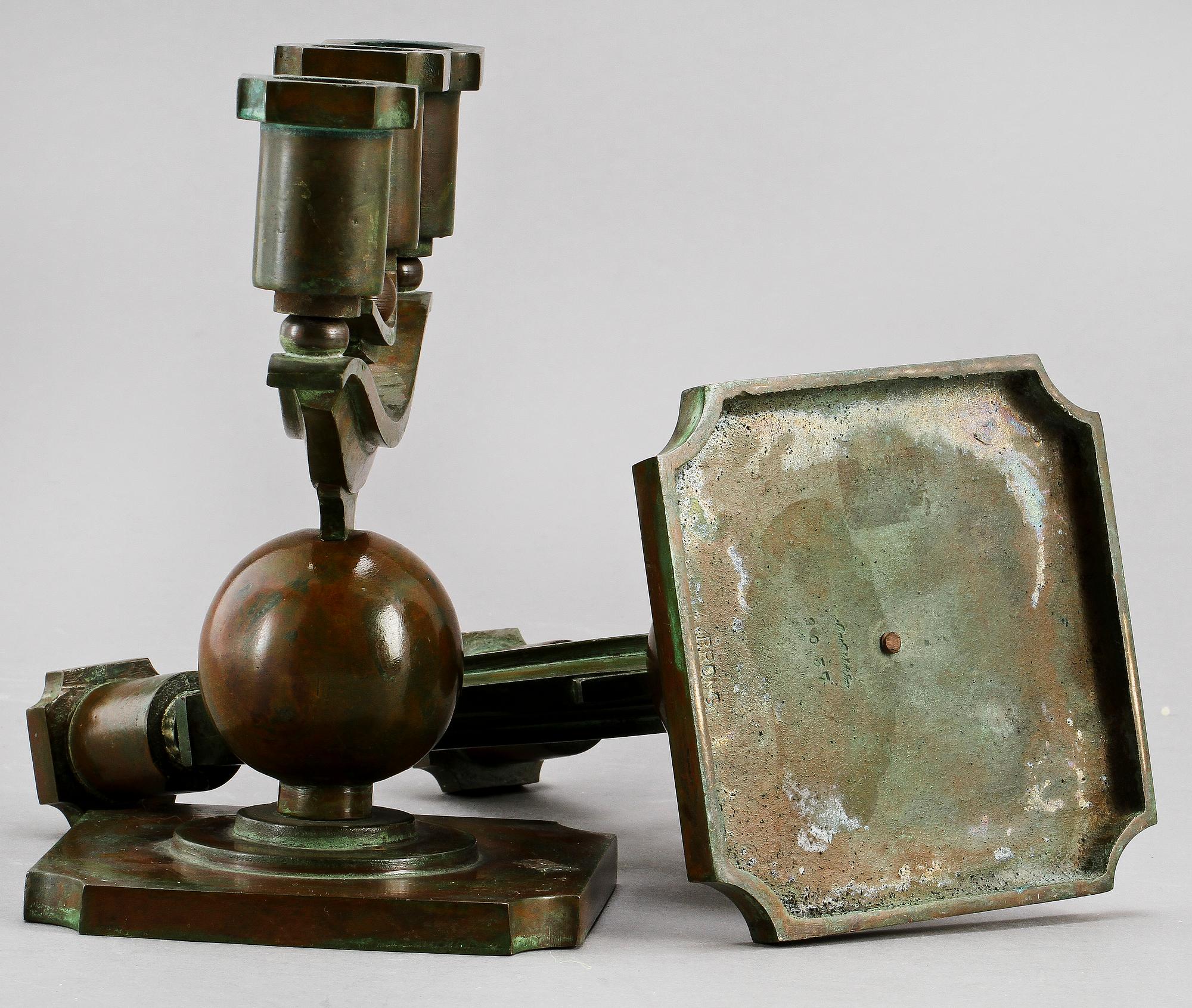 LJUSSTAKAR, ett par, brons, Art Déco, 1900-talets första hälft.