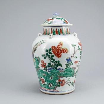 URNA, porslin, Kina, sannolikt Transition (1621 - 1684).