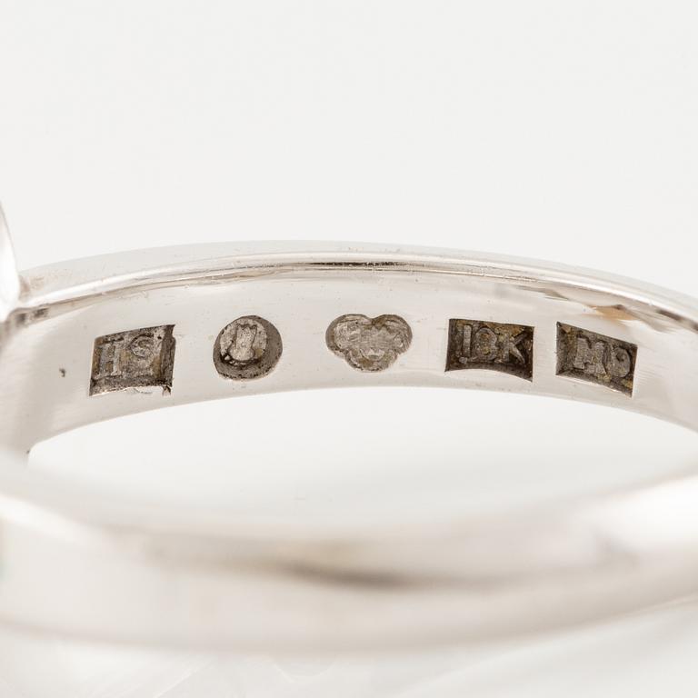 A ring in 18K white gold with a cultured pearl and round brilliant-cut diamonds.