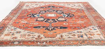 An antique Heris Serapi carpet, ca 391-408 x 298 cm.