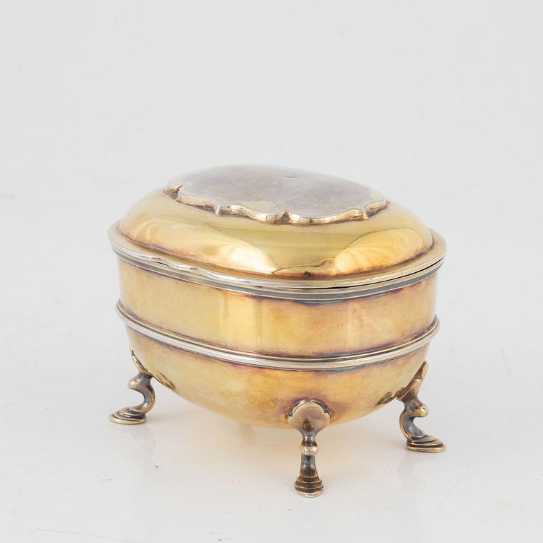 A parcel-gilt silver sugar box, Carrington & Co, London, England, 1894.