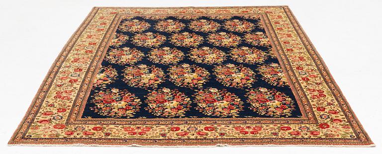 A semi-antique Tabriz carpet, ca 294 x 200 cm.