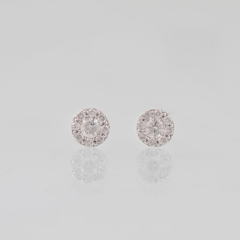 ÖRHÄNGEN, 14K vitguld med briljantslipade diamanter ca 0.66 ct. Vikt 2,3 gram.