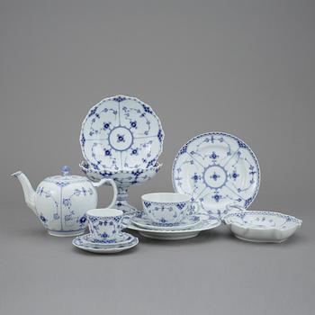 TE- OCH KAFFESERVIS, 27 delar, porslin, "Musselmalet", Royal Copenhagen, 1900-talets andra hälft.