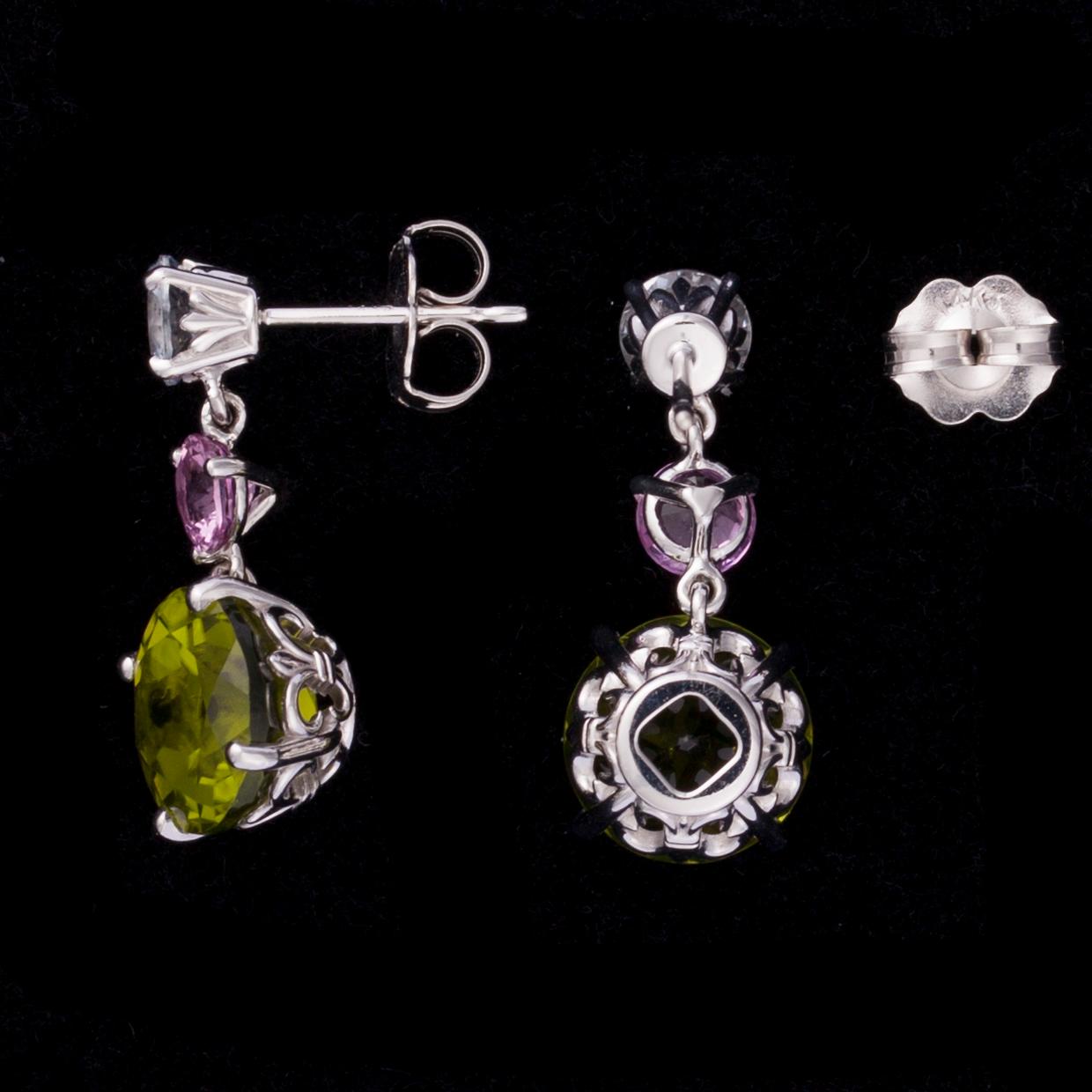 ÖRHÄNGEN, 14K vitguld, peridoter, safirer. Vikt ca 3,7 g.
