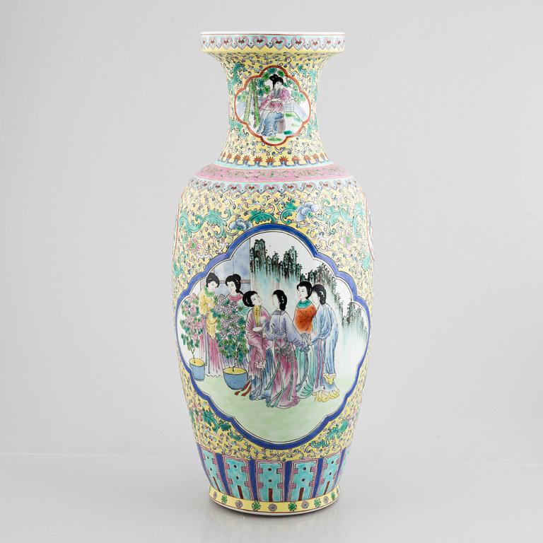 A Chinese porcelain vase, second half of te 20th century.