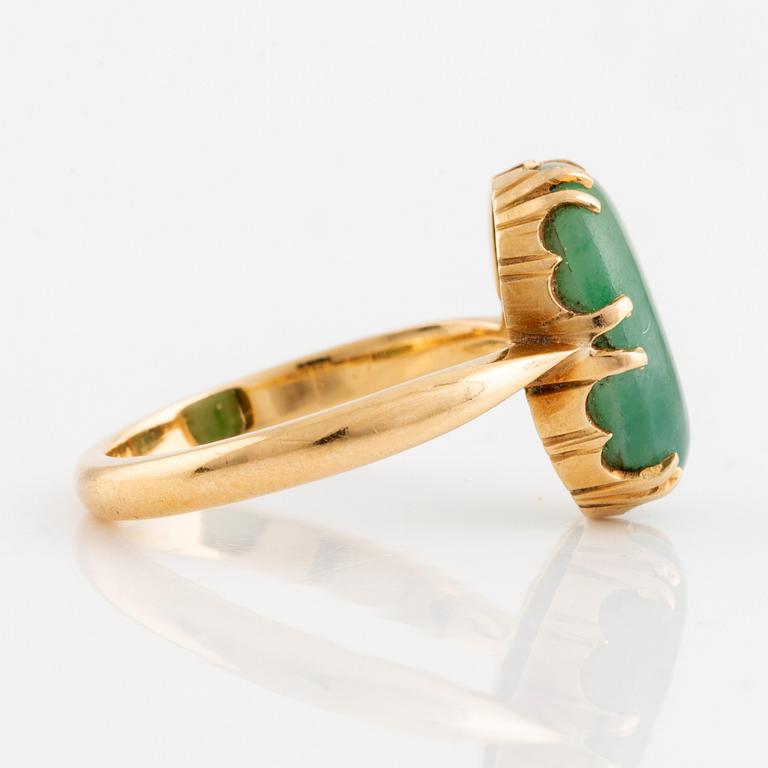 Ring, 18K guld med cabochonslipad grön sten.