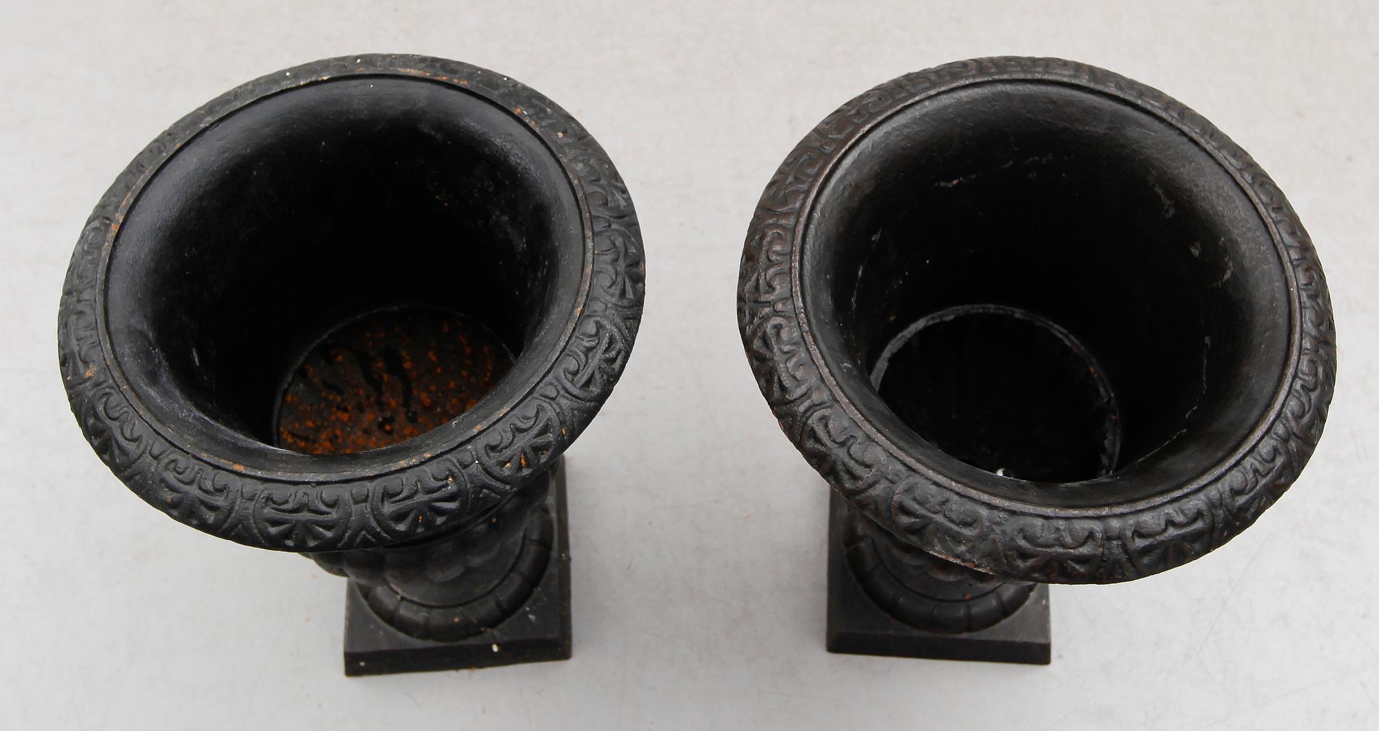 TRÄDGÅRDSURNOR, 1 par, gjutjärn, 1900-/2000-tal.