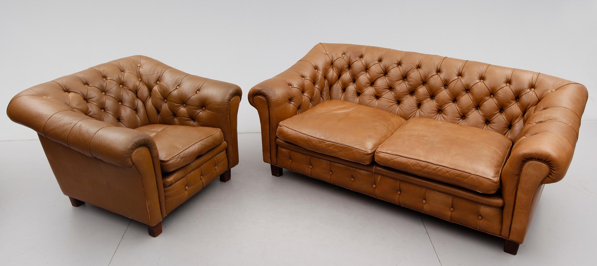 SOFFA OCH FÅTÖLJ, chesterfieldmodell, 1900-talets andra hälft.