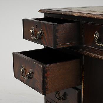 SKRIVBORD OCH STOL, England, 1900-talets slut.